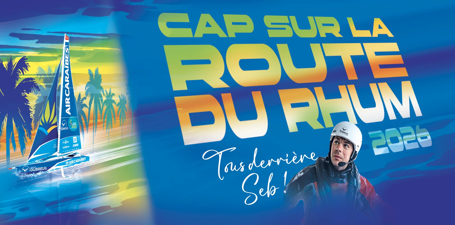 Cap sur la Route du Rhum 2026 : tous derrière Seb ! Sébastien Simon, casqué, et son IMOCA Groupe Dubreuil - Air Caraïbes sur fond de palmiers et de coucher de soleil tropical.