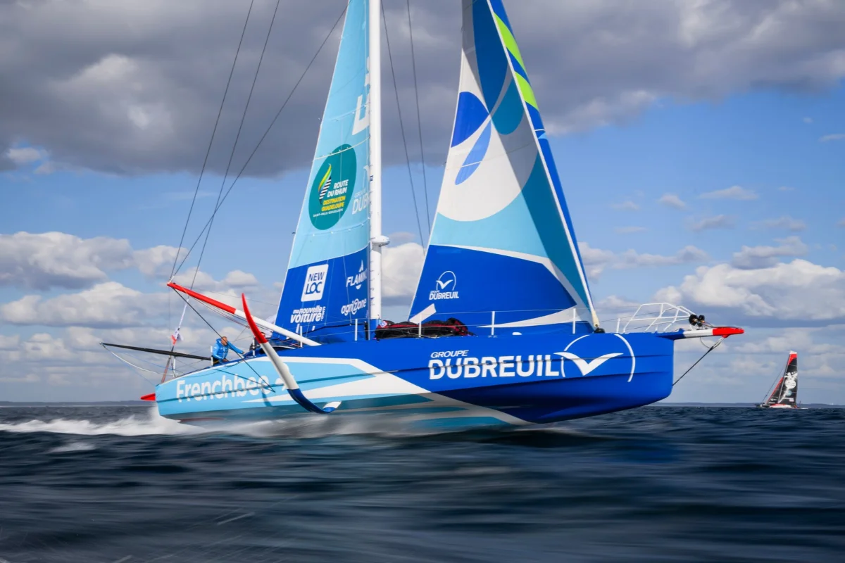 L'IMOCA Groupe Dubreuil 2 en pleine vitesse, voiles gonflées, lors du Défi Azimut 2026