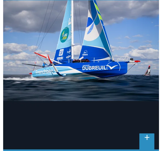 Découvrir l'IMOCA Groupe Dubreuil 2 : le bateau de Sébastien Simon en pleine navigation sur ses foils.