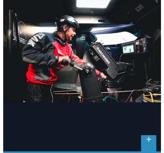 Découvrir le skipper Sébastien Simon, ici en pleine manœuvre à l'intérieur de son IMOCA Groupe Dubreuil 2.